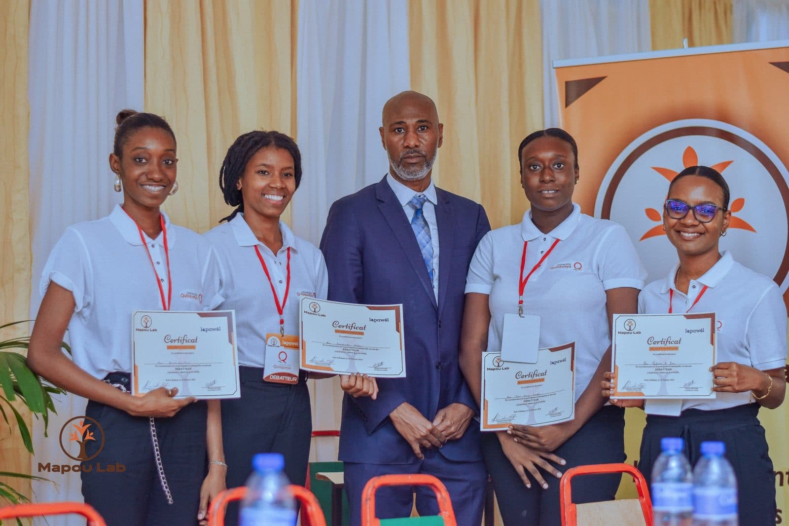 Des participantes de Mapou Lab reçoivent leur certificat